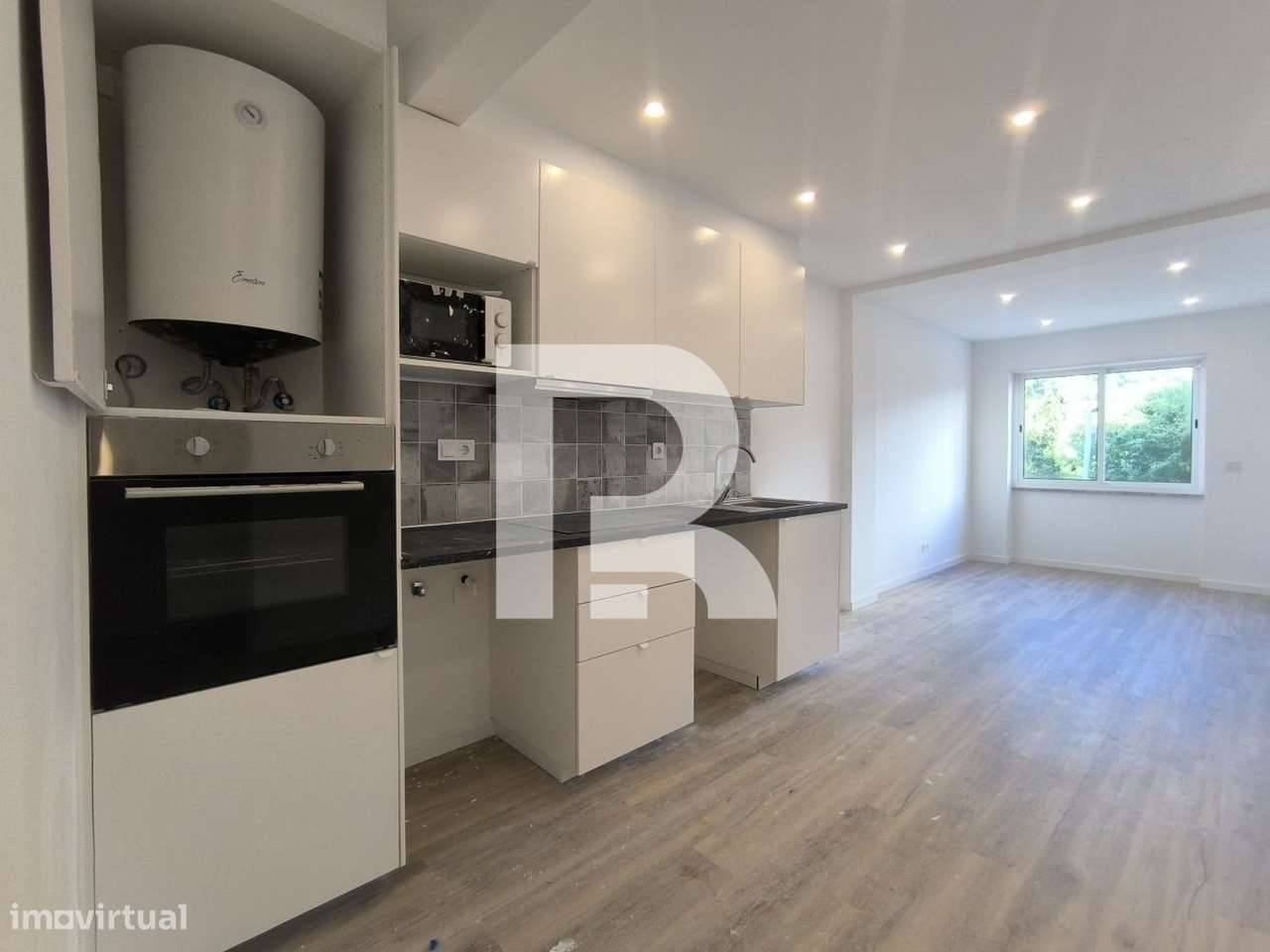 Apartamento T2 com terraço, Remodelado na Tapada das Mercês - Grande imagem: 4/25