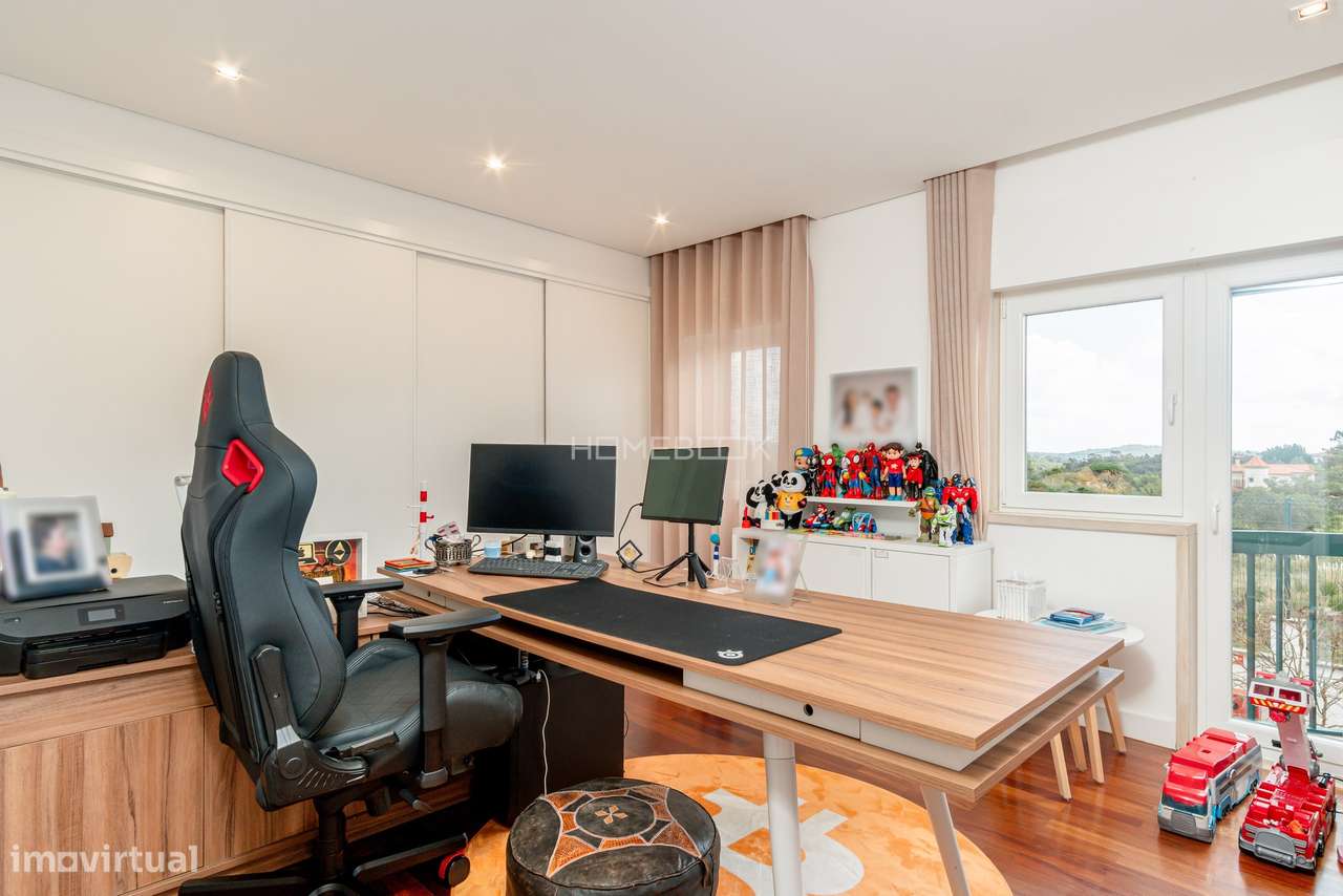 Moradia T5 renovada em condomínio fechado com piscinas, campo de ténis-23