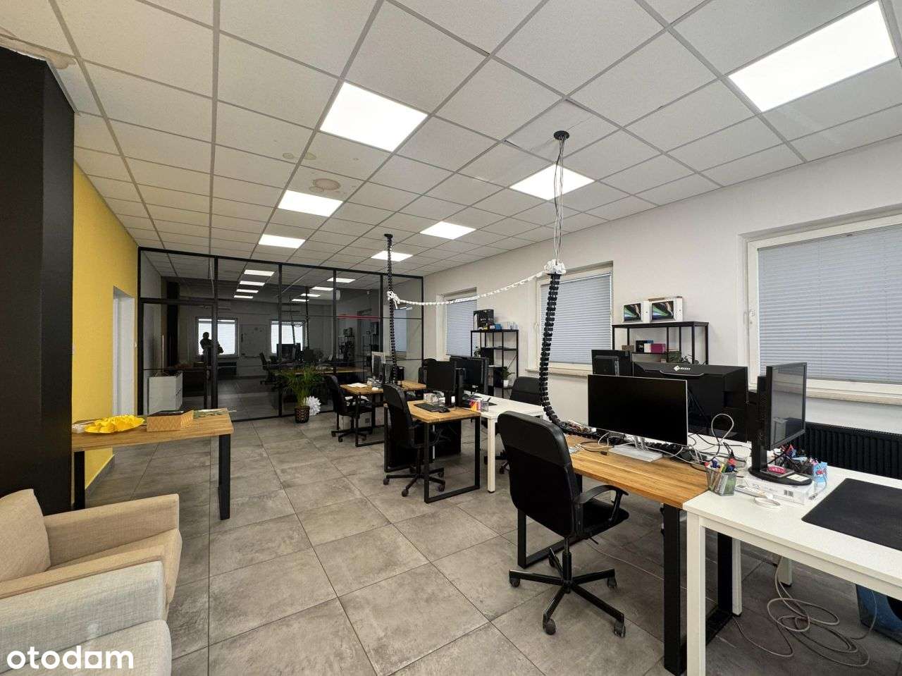 W kameralnym budynku, dobra lokalizacja