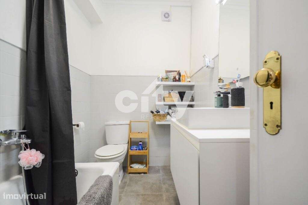 Apartamento T3 localizado em zona central de Massamá junto à Escola Se-15