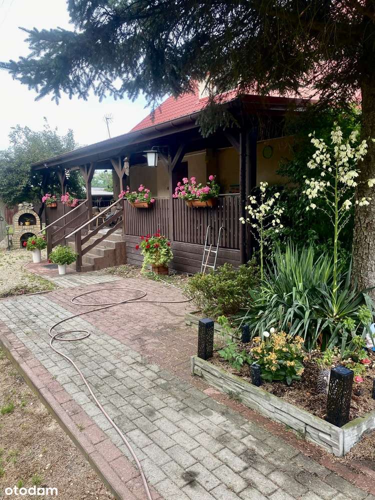 Gotowy do zamieszkania bliźniak z dużym ogrodem