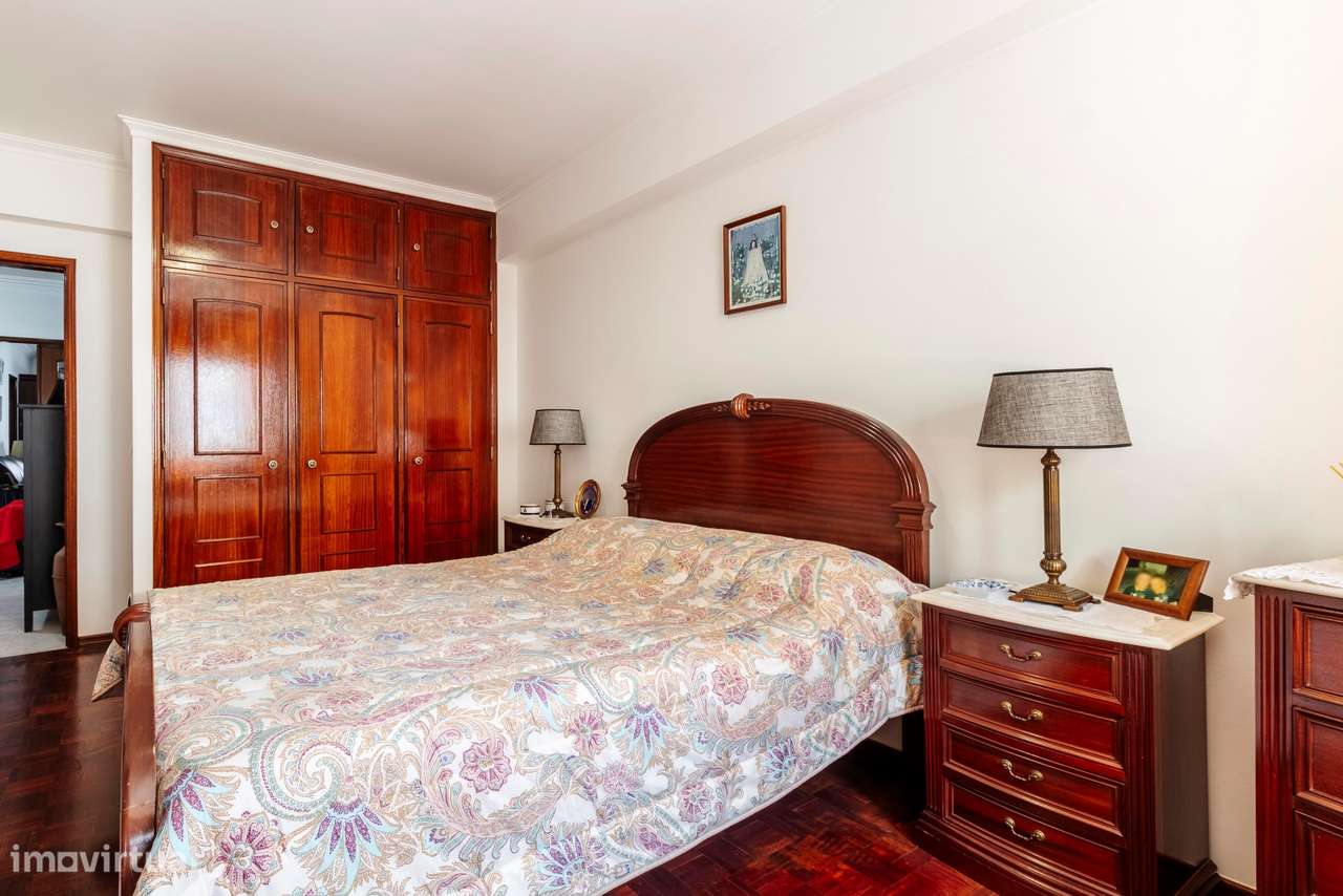 Apartamento T2 c/ 2 Lugares de Estacionamento e Terraço c/ 30m2 em Mem-30