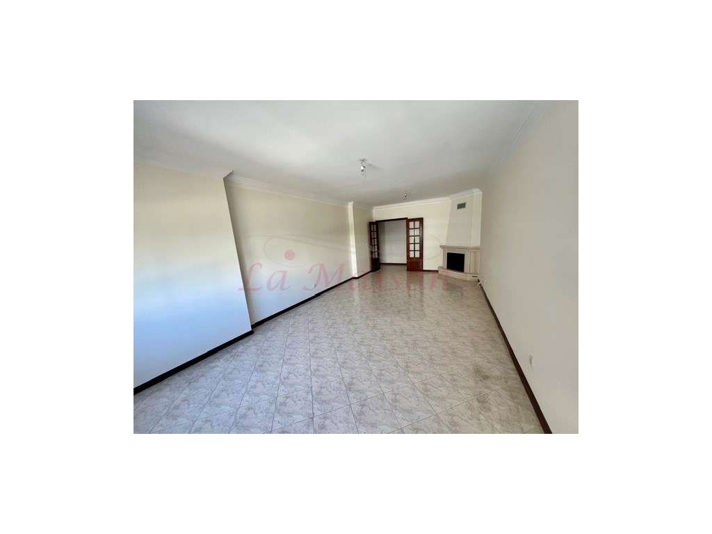 Apartamento T2 com parqueamento em Algueirão - Mem Martins-10