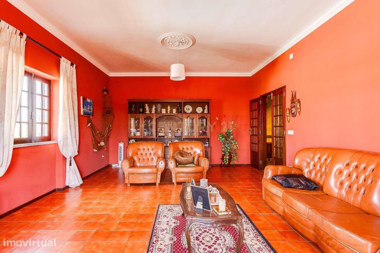 Moradia T4 com Potencial para 2 Frações  Terreno de 8.480 m²  Torres N-32