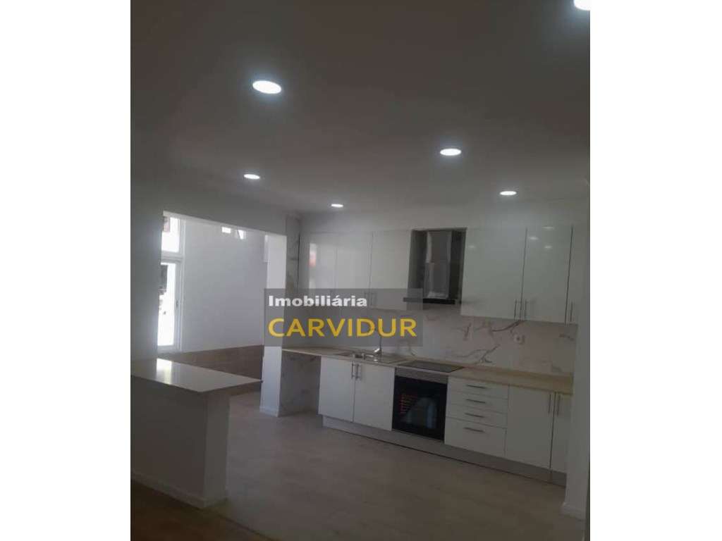 Baixa da Banheira T2 totalmente remodelado-0