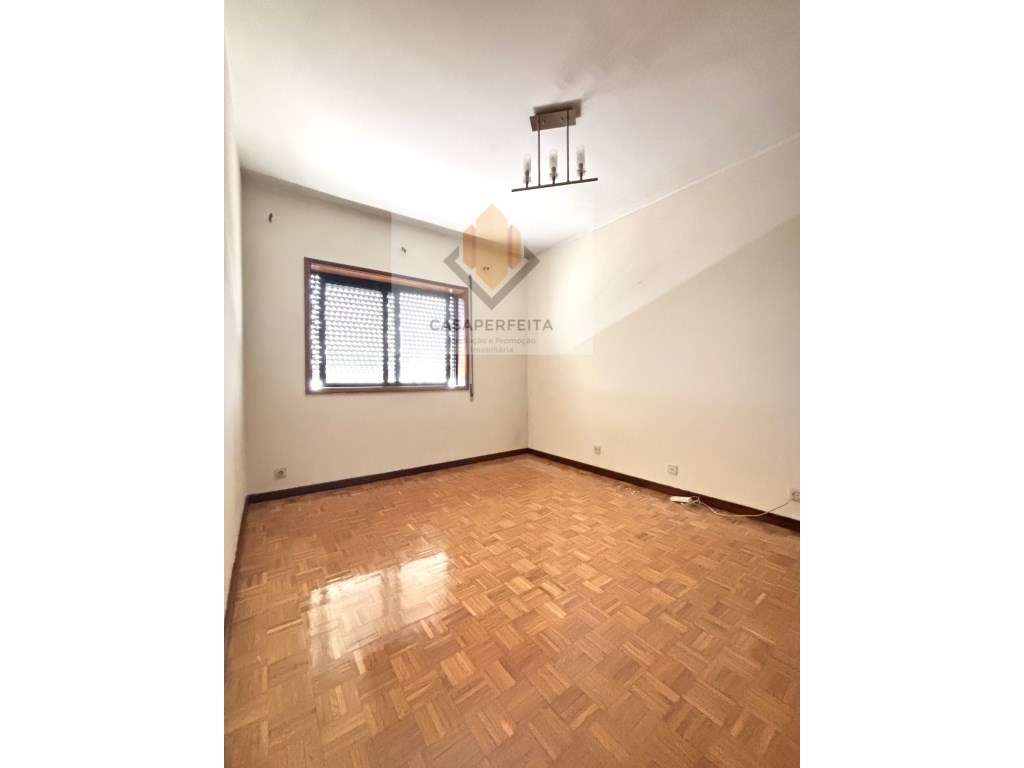 Apartamento T2 com Varanda Fechada e Lugar de Garagem - Junto ao El...-16