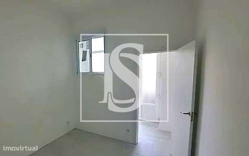 Loja remodelada e transformada em apartamento no Laranjeiro-8