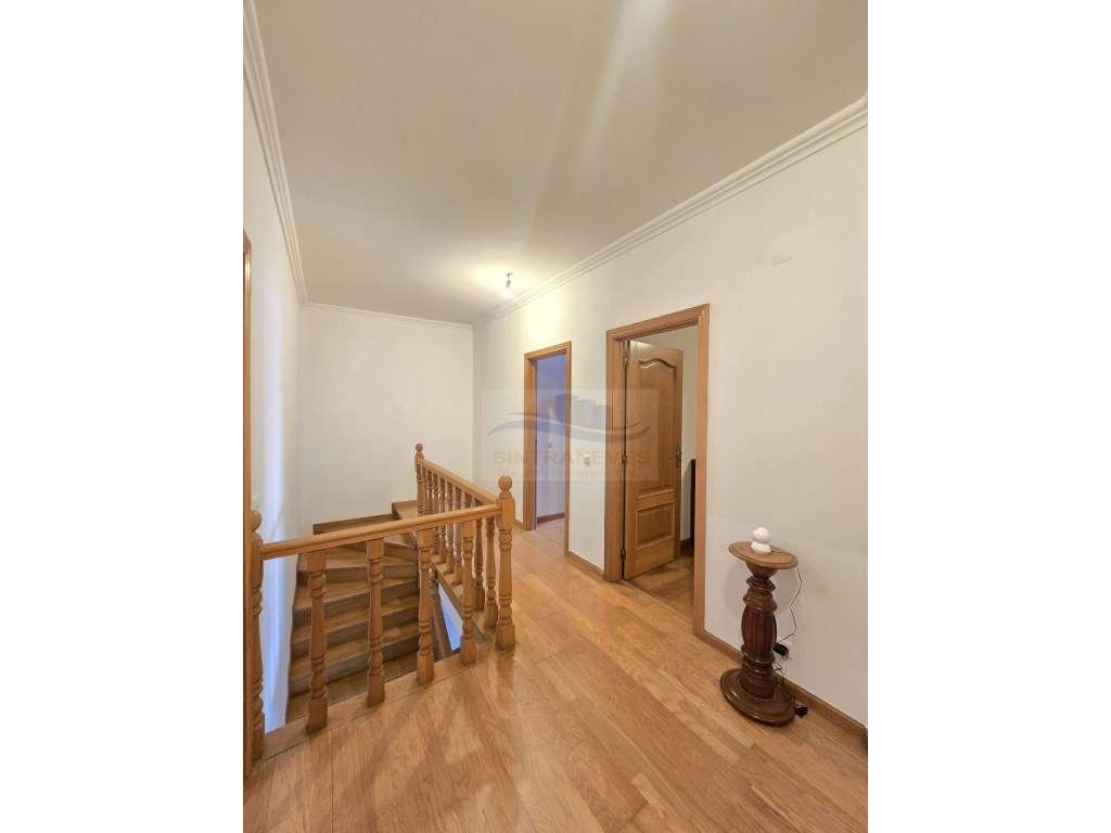 Fantástico T4 Duplex com estacionamento e Uma vista sobre a cidade ... - Grande imagem: 3/37