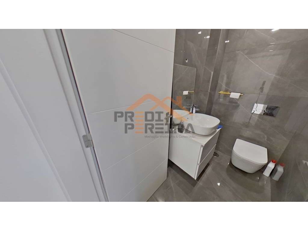 Moradia T3, situada no Casal da Silveira, em Famões-19