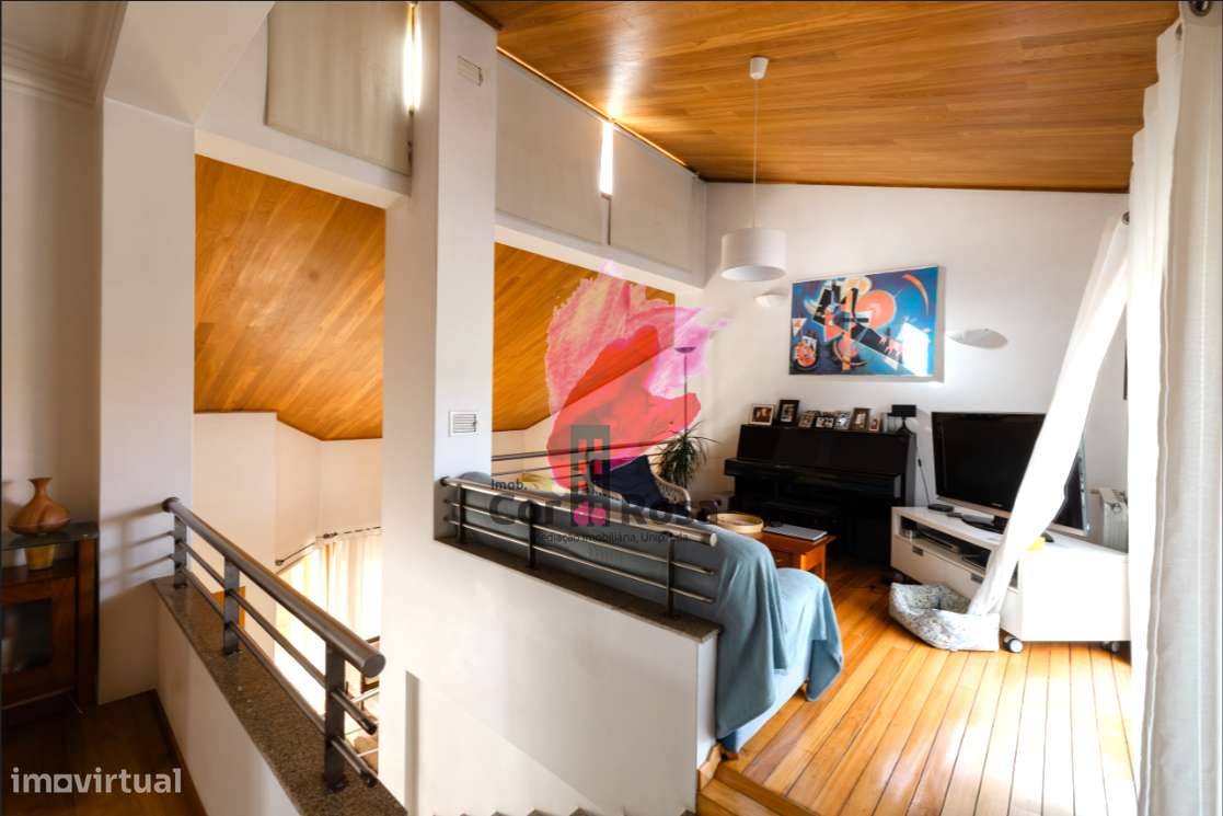 Casa Independente T4 + 2 com Piscina em Localização Privilegiada-8