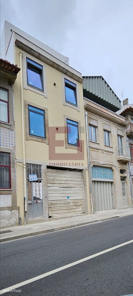 Apartamento T0 NOVO com varanda localizado no  centro do Porto a escas