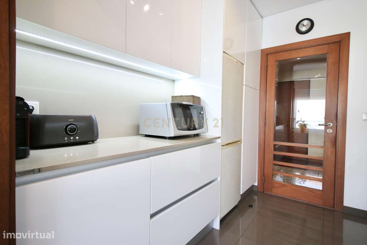 Elegância e Exclusividade no Bairro das Artes T3 Remodelado | Rua Migu-12