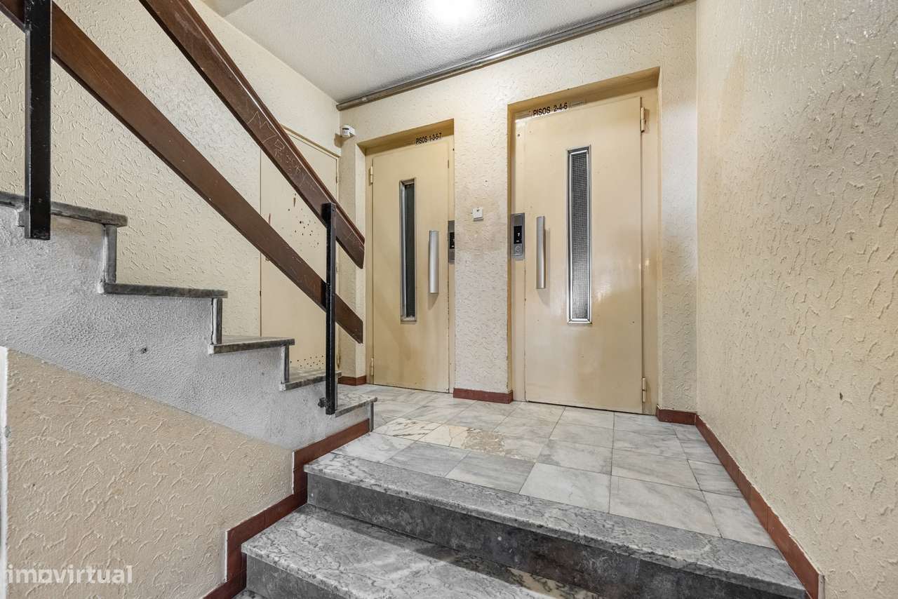 Apartamento T2+2 em plena Avenida da Liberdade-9