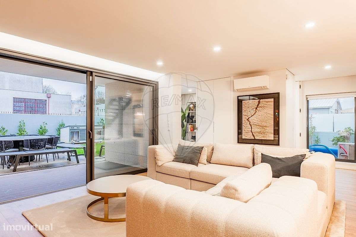 Moradia de Luxo T3+1 com Piscina Aquecida -300m da Praia em Matosinhos-1