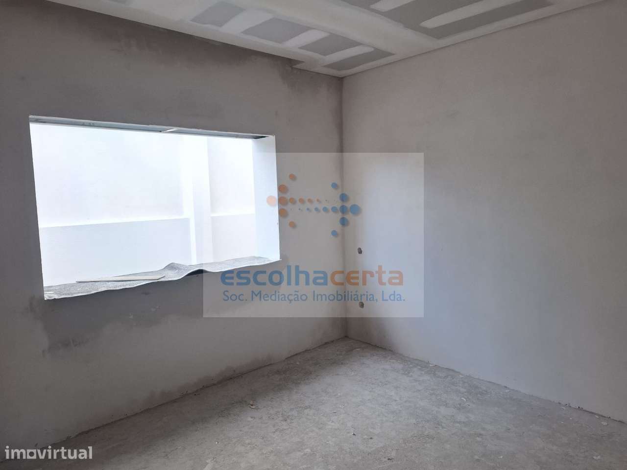 MORADIA TÉRREA T4 ISOLADA EM CONSTRUÇÃO - FERNÃO FERRO - Grande imagem: 4/49