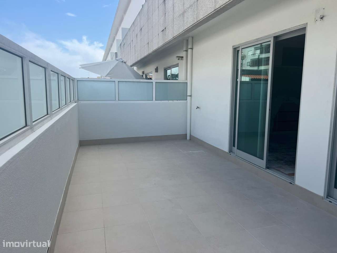 T2 completamente renovado com terraço, garagem e parque privativo-6