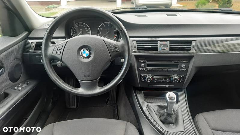 BMW Seria 3 320i Touring - 14