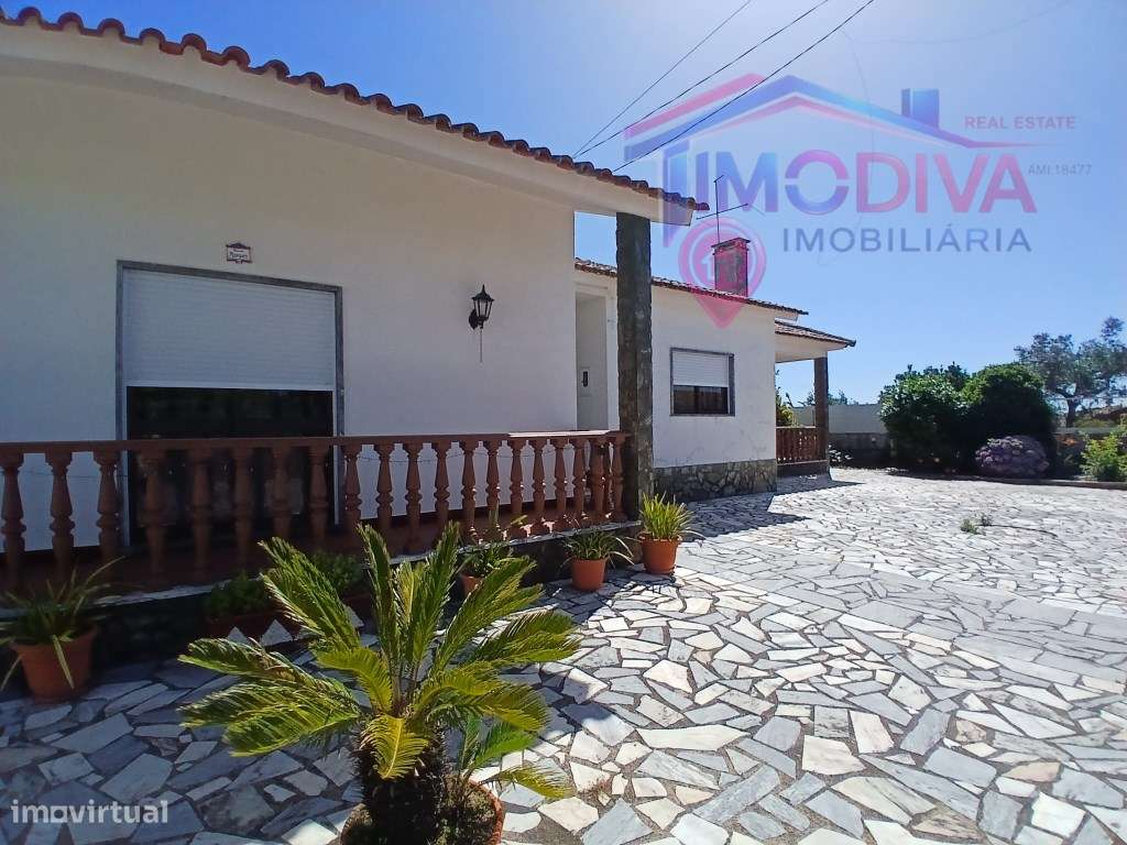 Moradia térrea T4, com churrasqueira e jardim em Arega-3