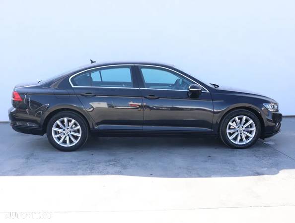 Volkswagen Passat 2.0 TDI Comfortline - 8