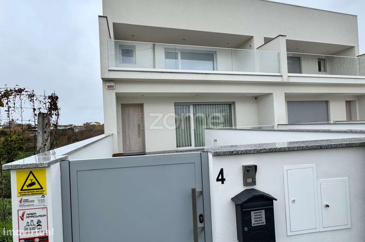 Moradia T4 Semi-Nova c/ Terraço - Jardim em Cacia, Aveiro - Grande imagem: 2/29