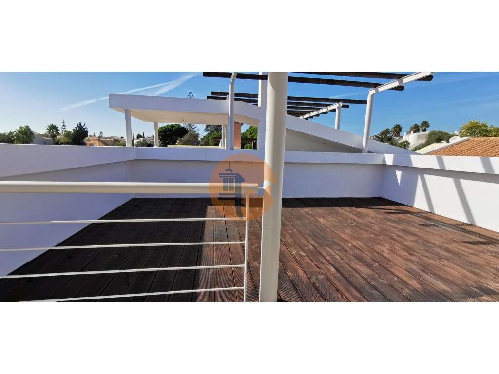 Moradia totalmente renovada numa zona calma onde predomina a habita...-7