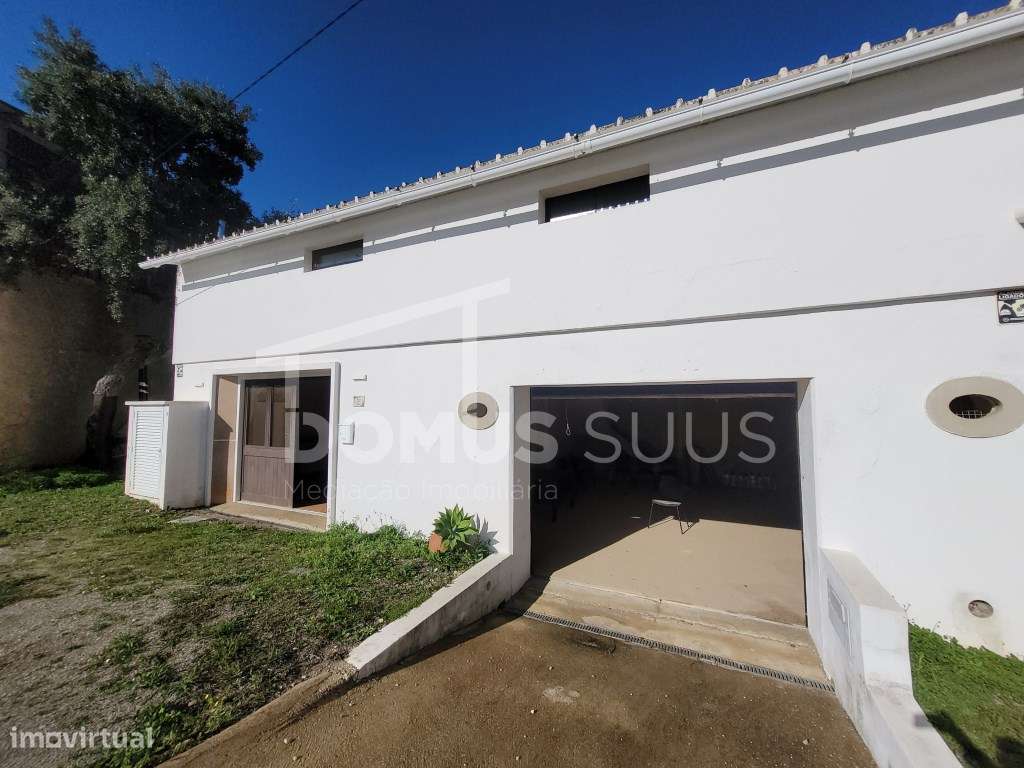 Moradia com armazém localizada na Cova da Muda-7