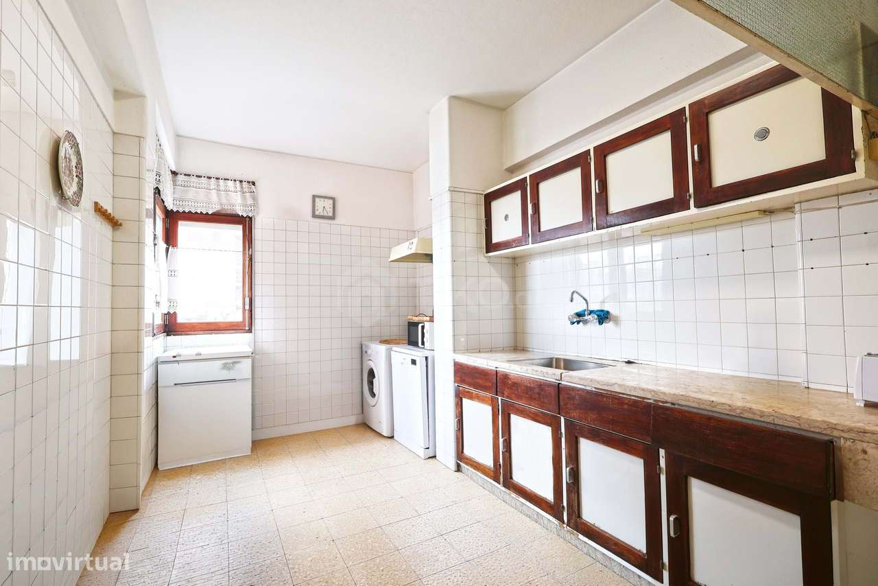 T4 COM 3 FRENTES SOLARES E ÁREAS ACIMA DA MÉDIA | METRO DE CHELAS-19