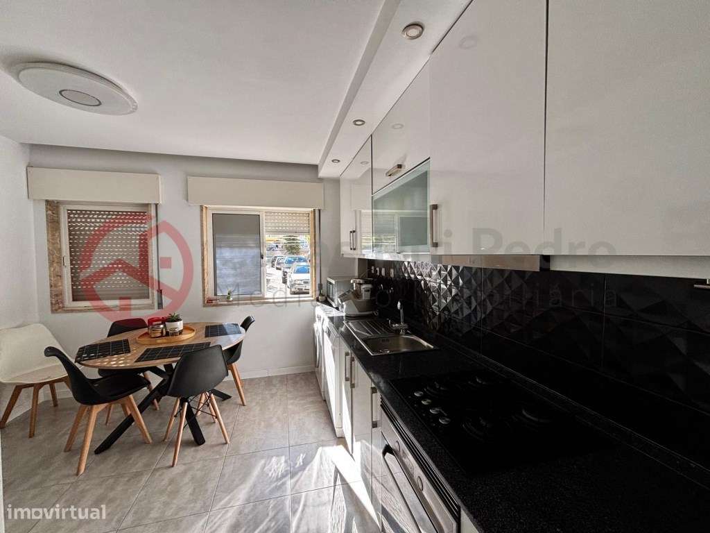 Apartamento T2 com arrecadação em Santa Marta do Pinhal, Corroios-5