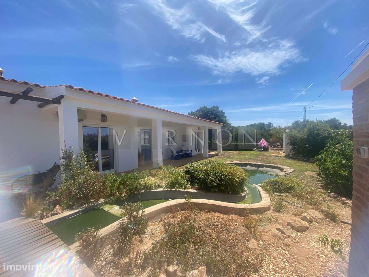 Charmosa e espaçosa moradia com 3 quartos e piscina para venda entre L-32