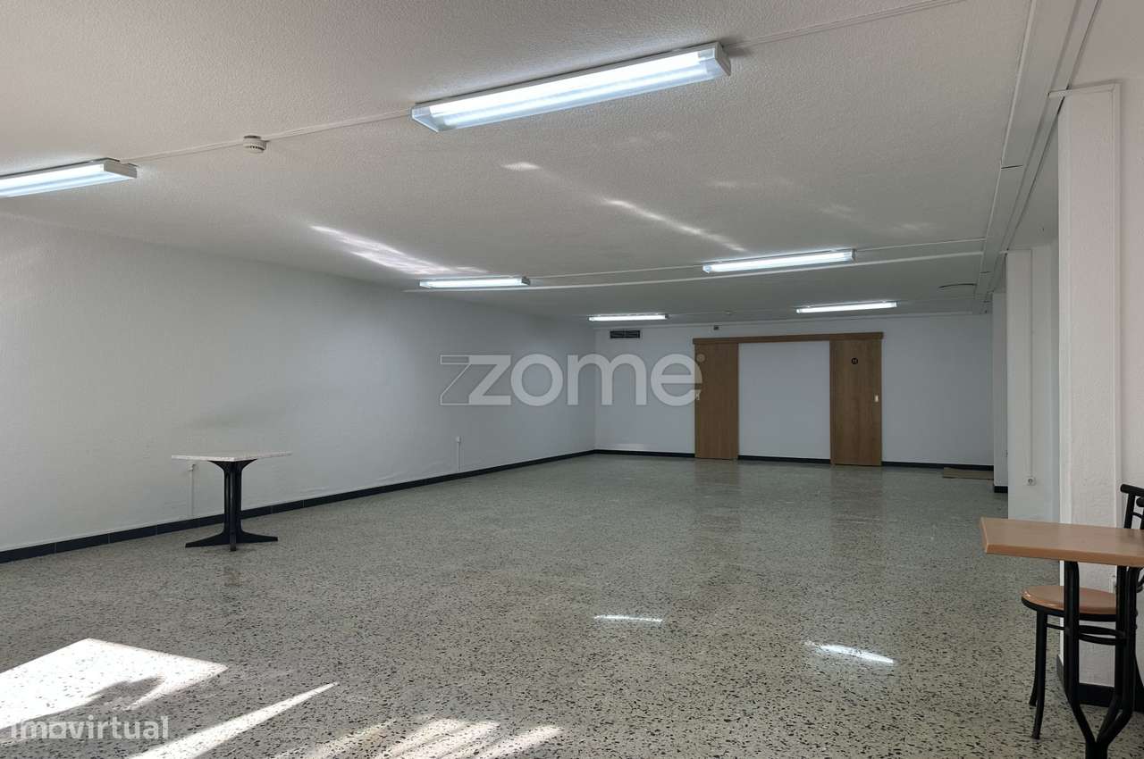 Loja com 2 espaços (R/C + Cave), em Carcavelos-0