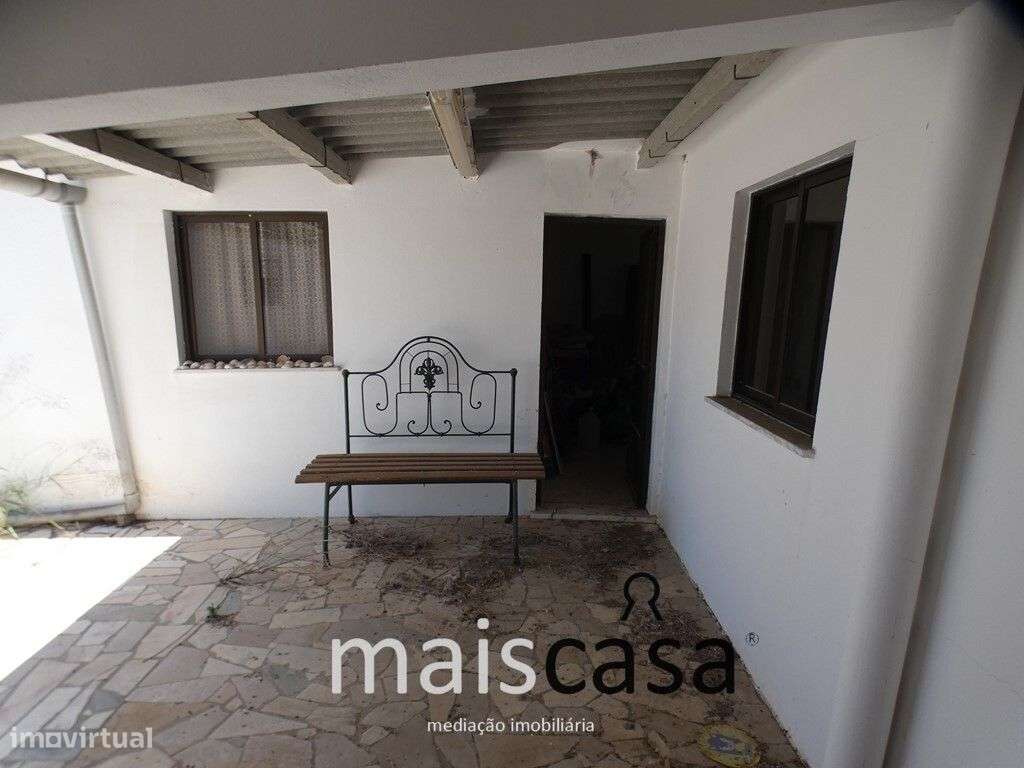 Moradia T2 com Quintal, Anexos e Garagem !-10