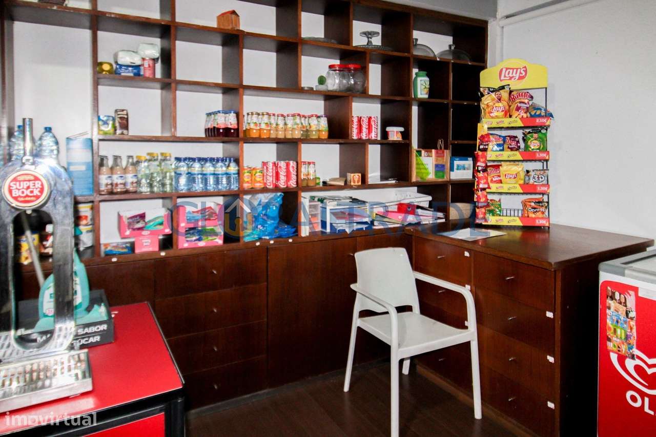Trespasse de Confeitaria com espaço comercial equipado-9