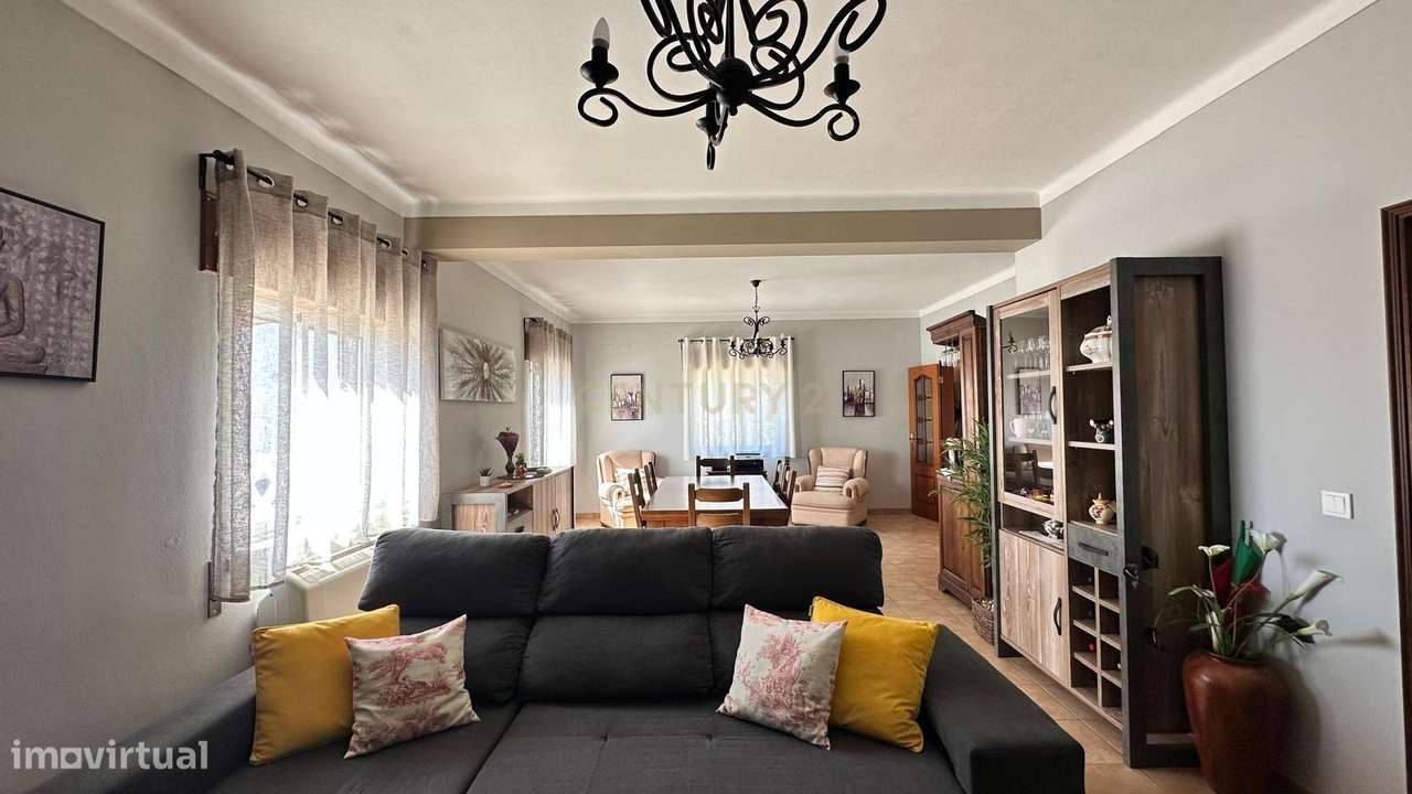 MORADIA  T4 BASTANTE ATRATIVA , ESPAÇOSA E COM MUITA LUZ NATURAL EM A-20