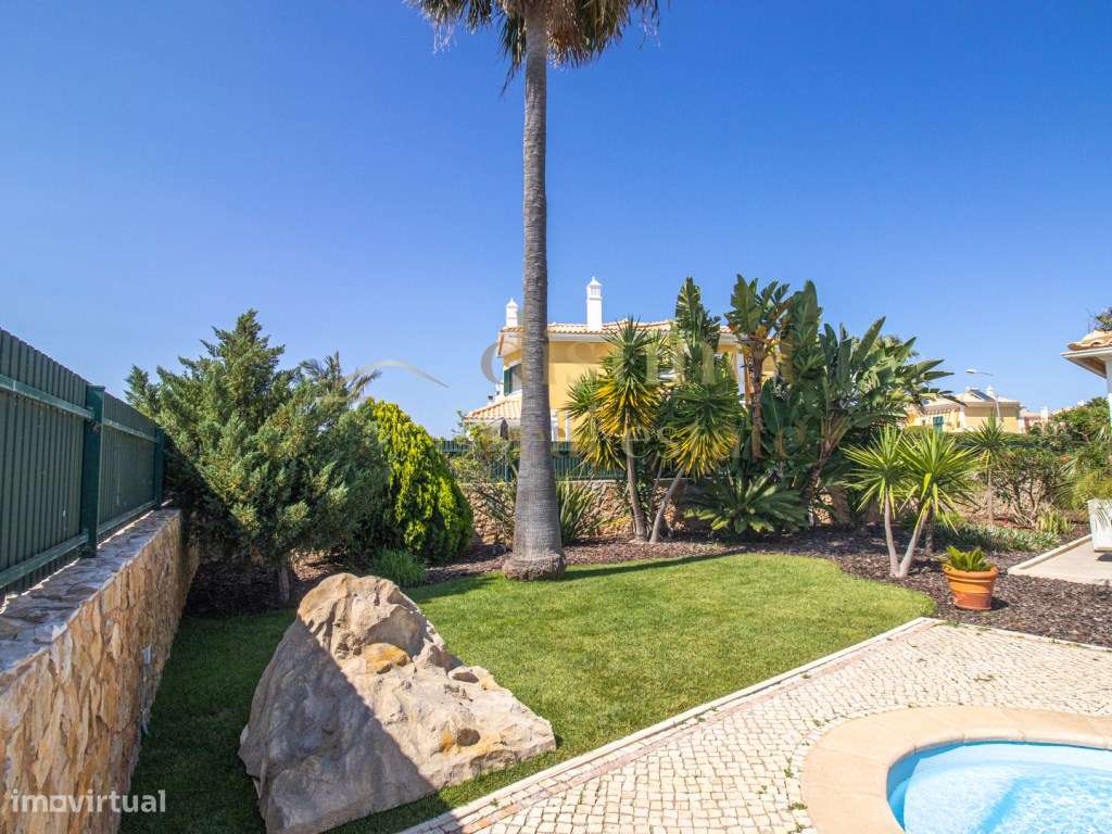 FANTÁSTICA/MORADIA EM BANDA/COM 4 QUARTOS/JARDIM & PISCINA/A APENAS...-32