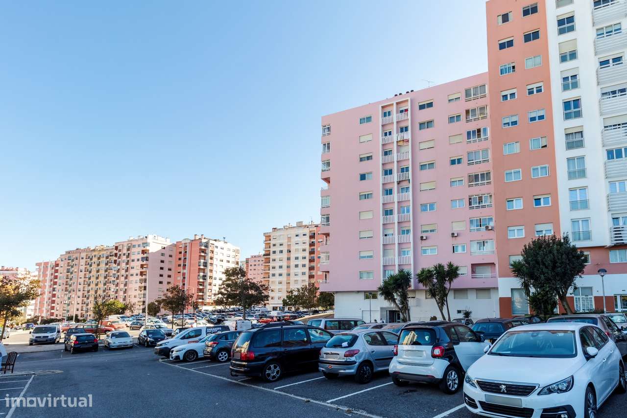Apartamento T3 convertido em T2 c/ 2 Salas, Semi Remodelado em São Mar-1