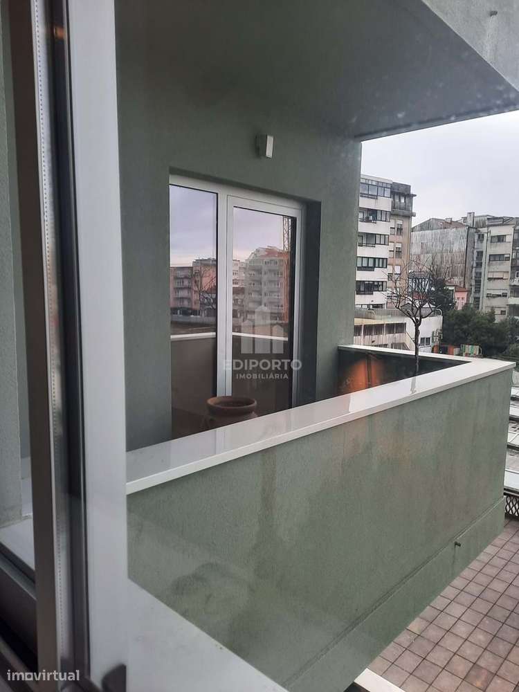 T2 COM GARAGEM E VARANDA   NO PORTO-32