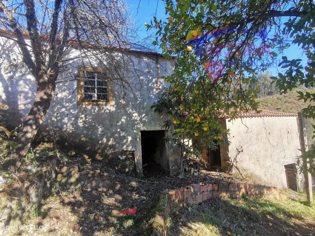 Casa T2 em ruina com terreno e anexo em pedra para recons...