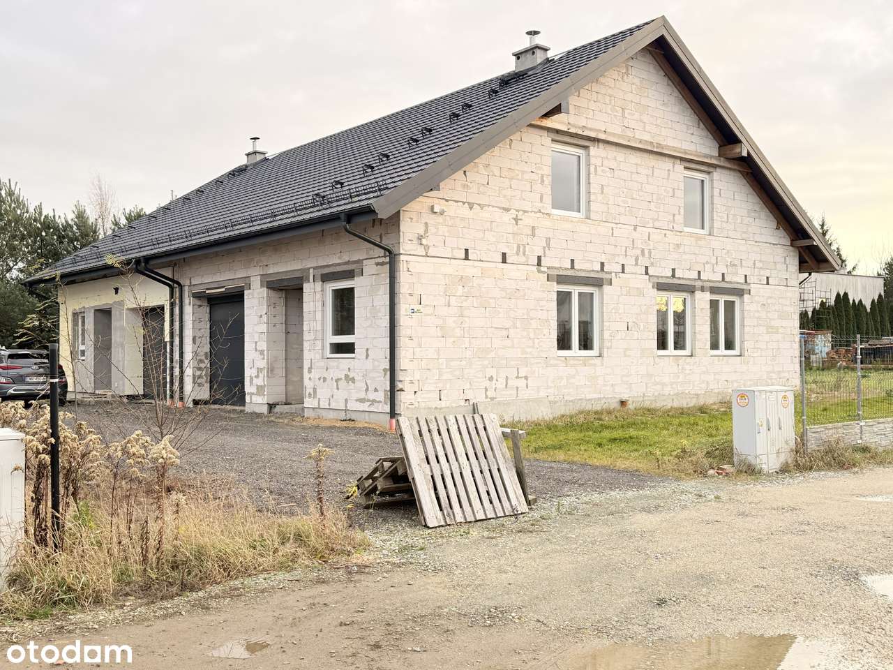 Bliźniak z garażem, dużą 800 m2 działką w  Nowinach-8