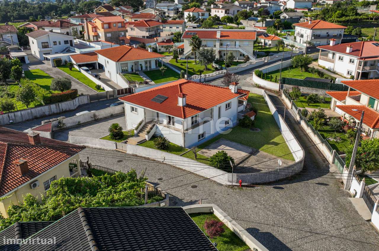 Moradia T3 individual com jardim e churrasqueira em Santo Tirso - Grande imagem: 2/52