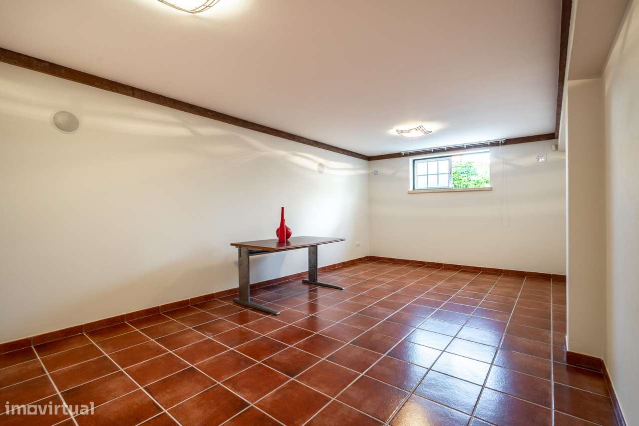 Luxuosa moradia, T5 com piscina e jardim em Pedrulheira-Marinha Grande-35