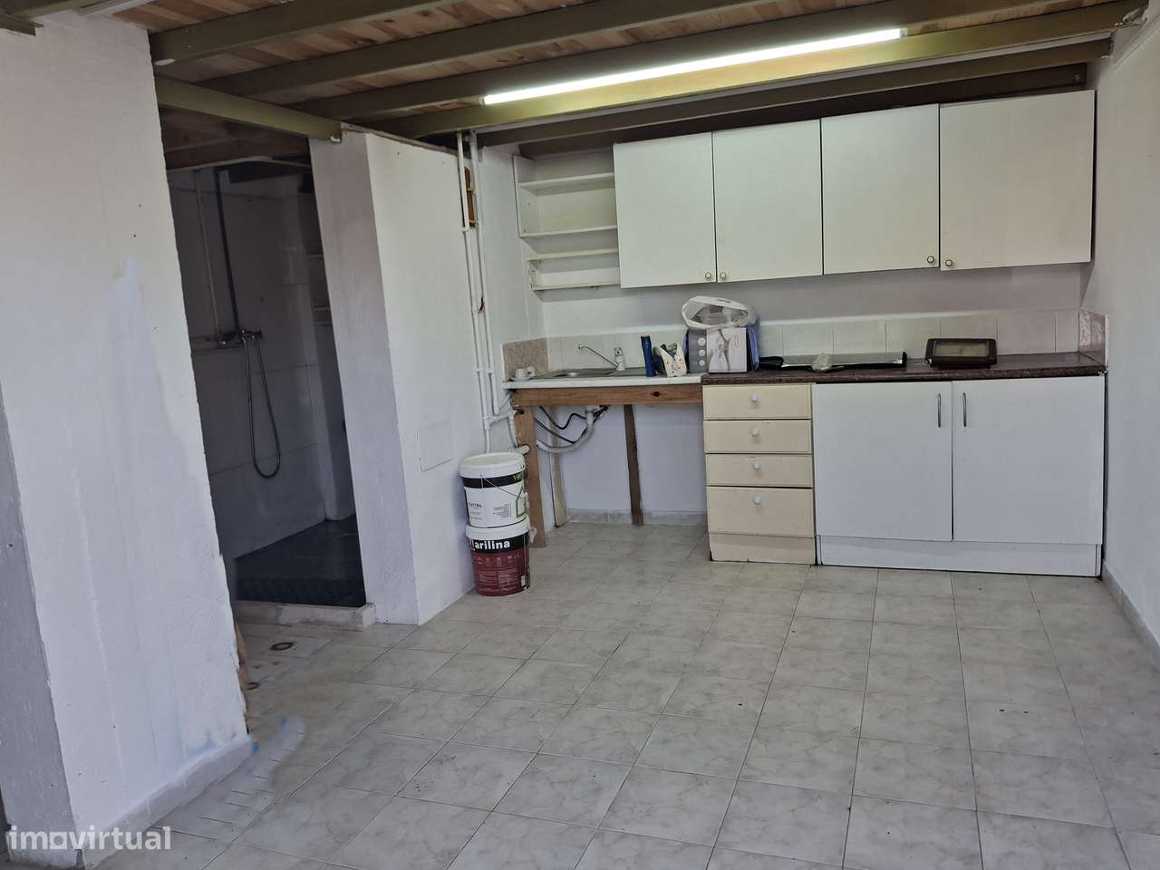 Garagem com saída para a rua. Transformada em loft. Bem localizada.-3