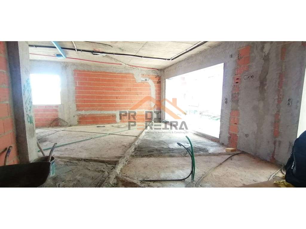 Moradia T4 em fase de construção, situada no Bairro Casal São Sebas... - Grande imagem: 2/33