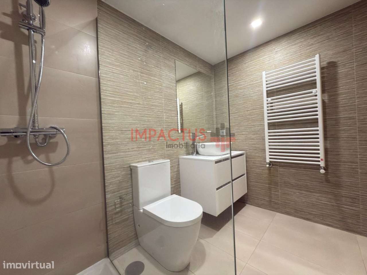 Imponente Moradia isolada com terreno de 1195m2-39