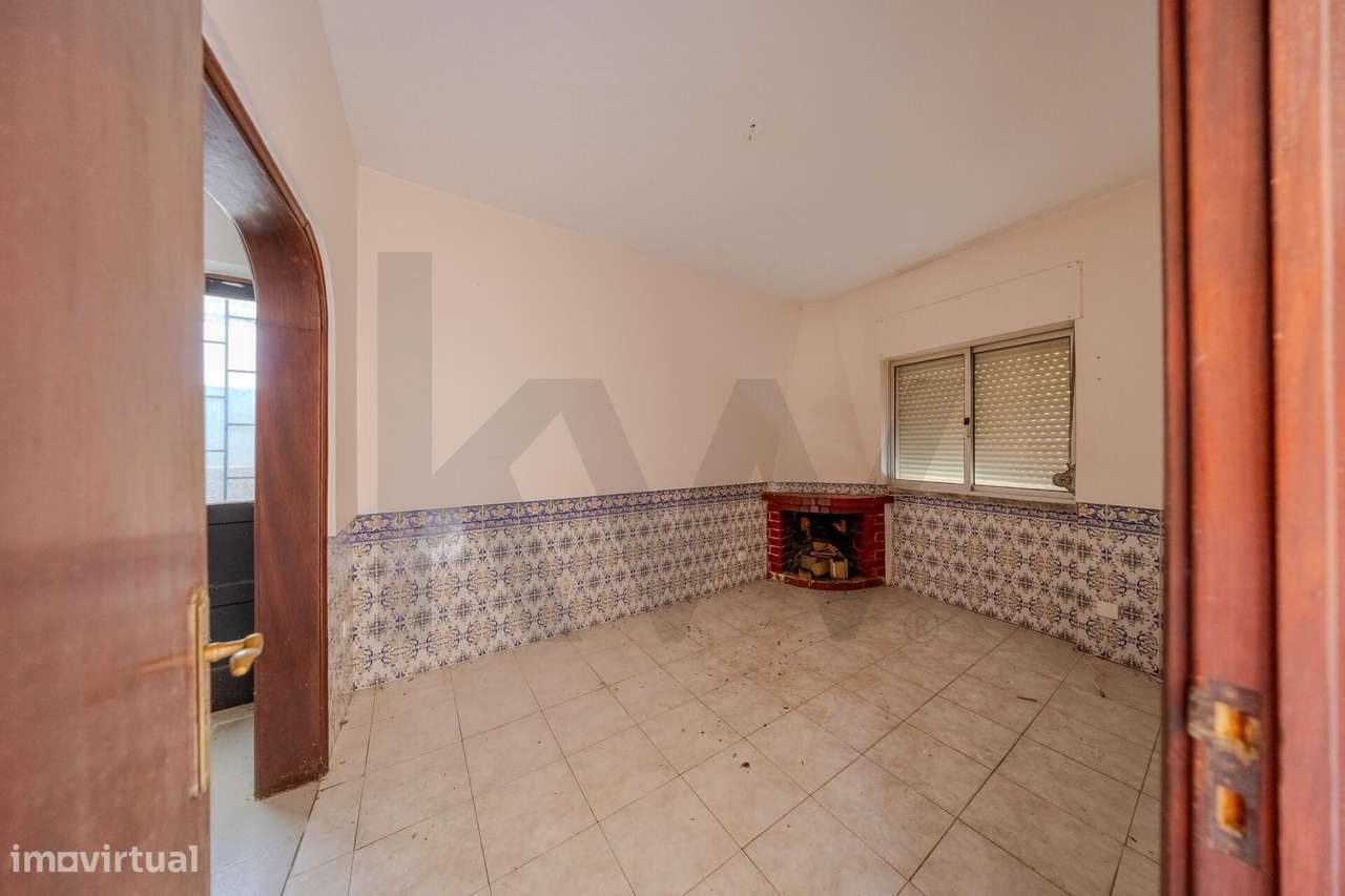 Moradia Bi-Familiar + 2 Anexos Habitáveis na Sobreda Caparica-13