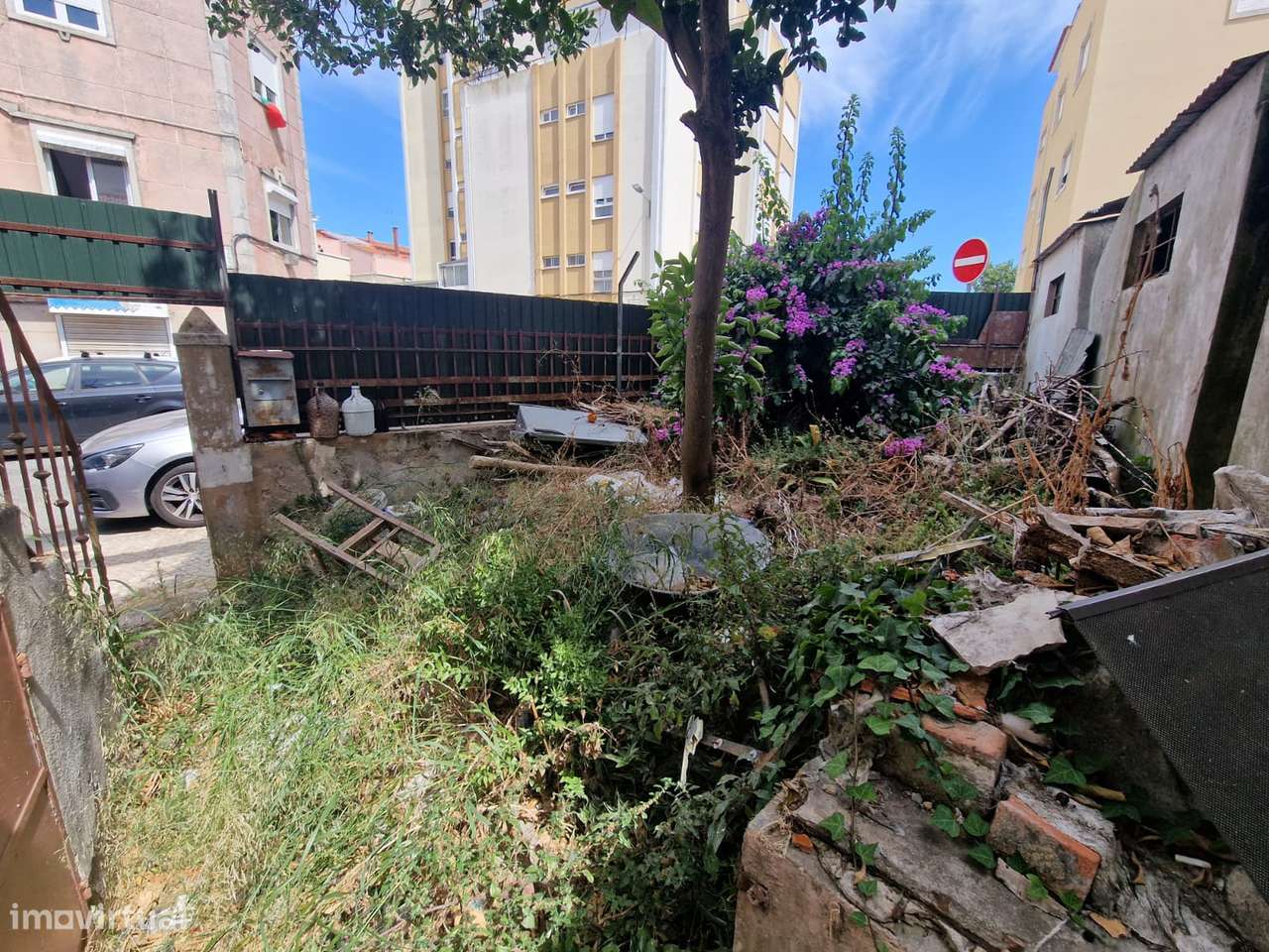 Moradia de dois pisos para remodelar - centro da Amadora-30