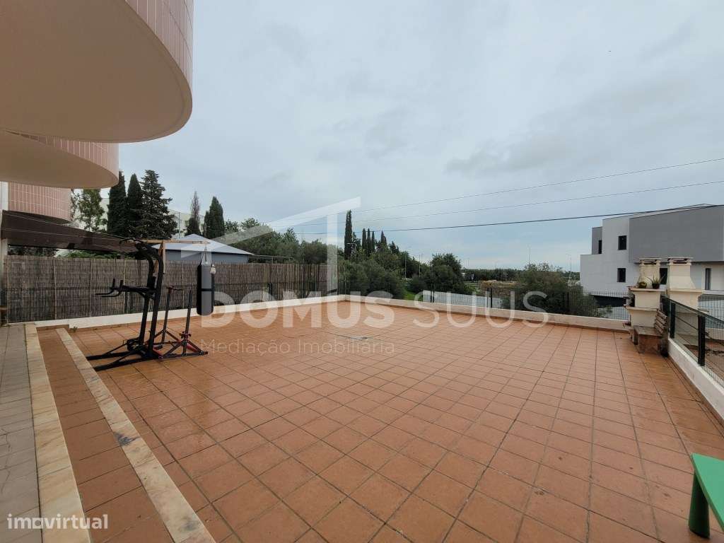 Apartamento T2 em ótimo estado com um terraço enorme-12