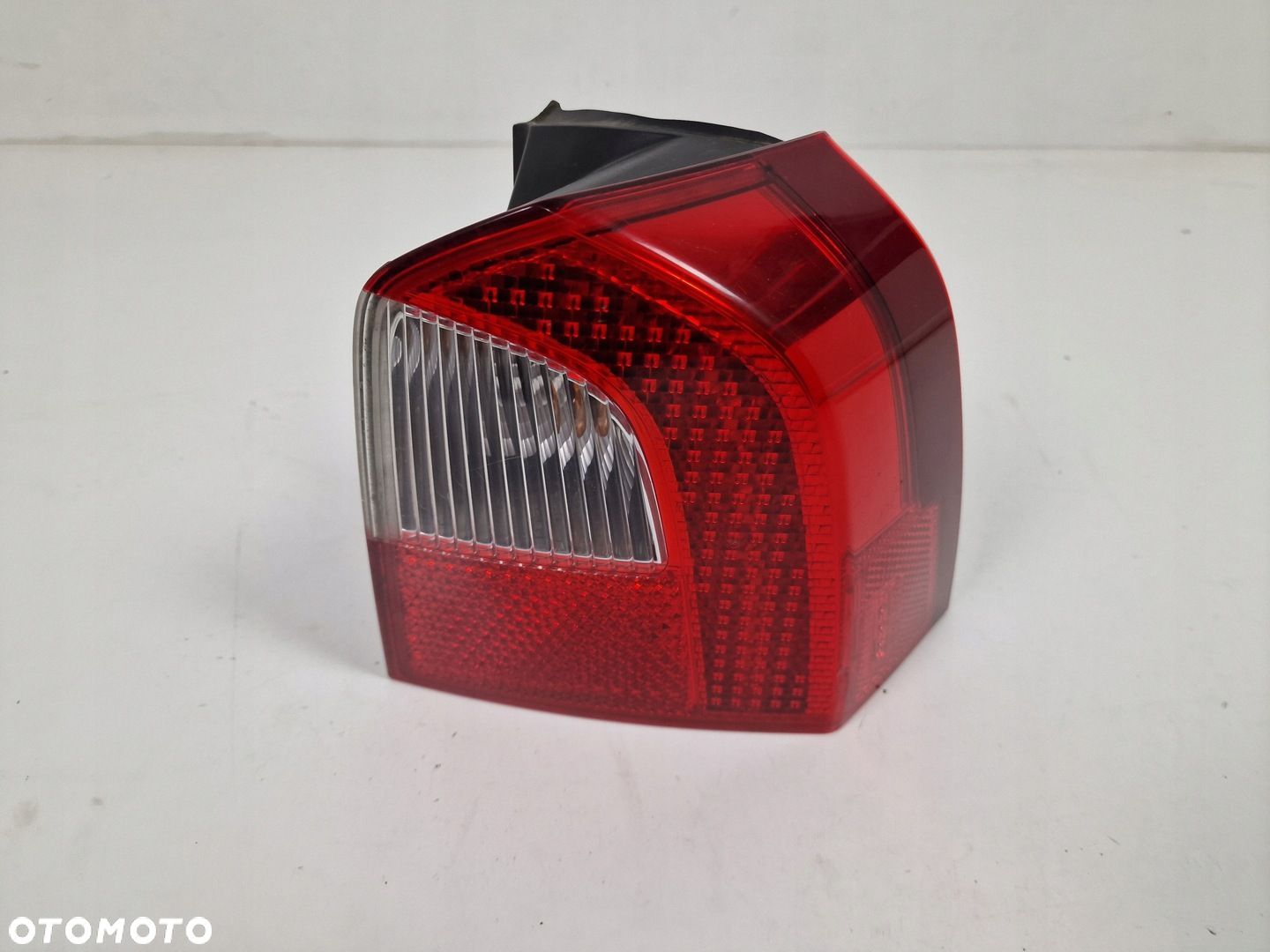 VOLVO V70 III LAMPA TYLNIA PRAWA ORG. ŁADNA - 1