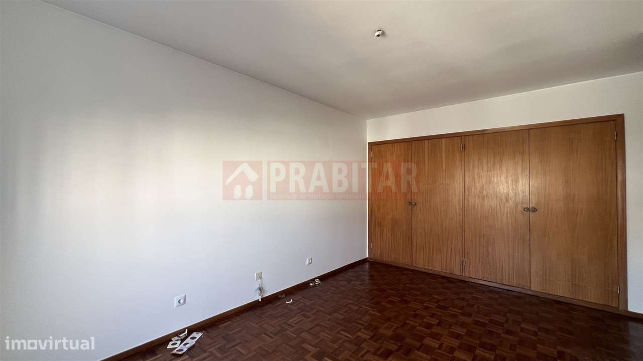 Apartamento T4 com garagem na Quinta D. João-10