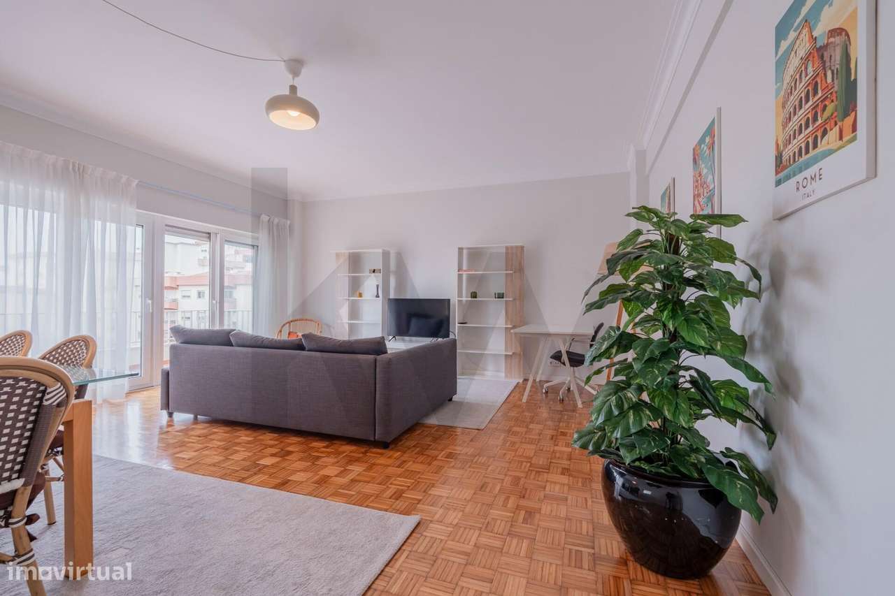 Apartamento T2 na Av. Dr. Francisco Sá Carneiro - Moinho das Antas - O-8
