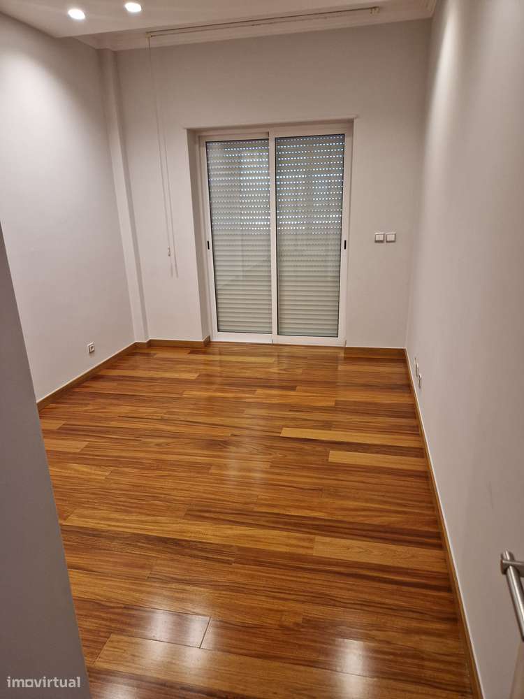 T3 Luxo (T3+T3 ligados/2 Fracções) com 3 Boxes Vistas - Almada Centro-4